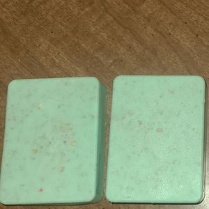 Shea butter/coconut butter w Oatmeal. Great for sensitive skin! Lightly scented